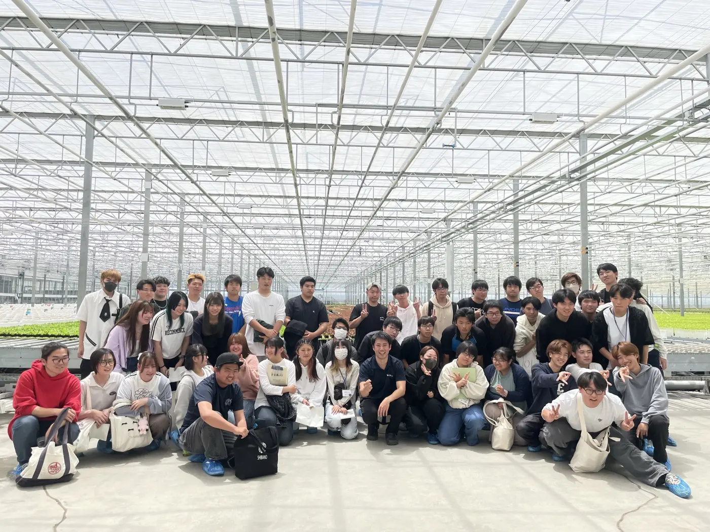 見学に訪れた学生たちの集合写真